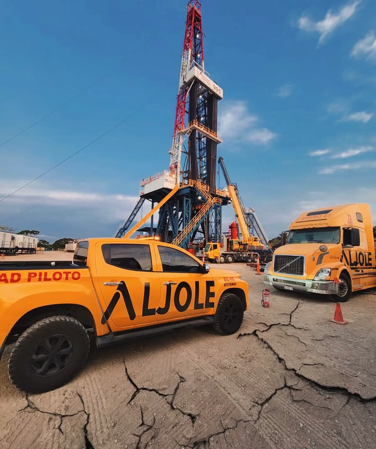 Nuestra unidad y camioneta piloto en un sitio de perforación