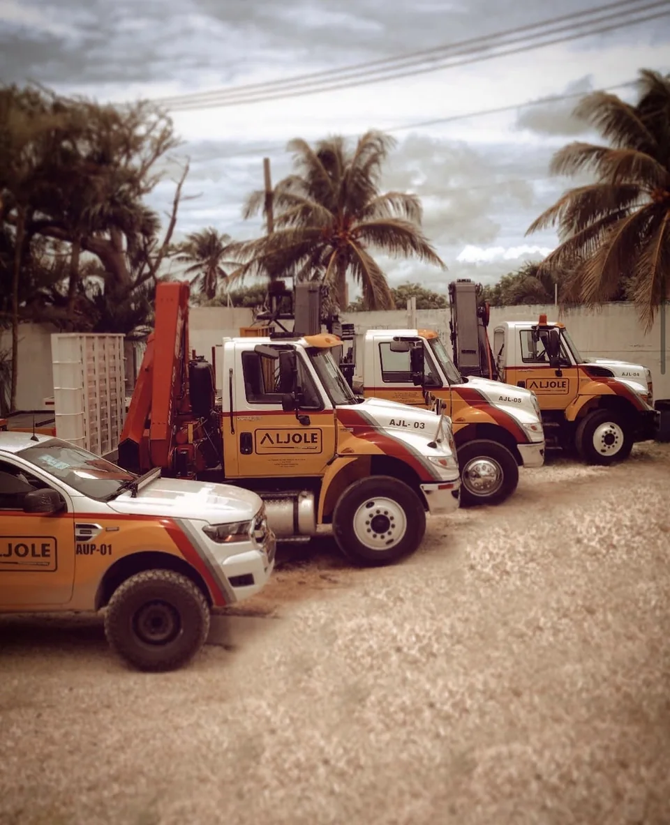 Parte de nuestra flota en el patio de operaciones