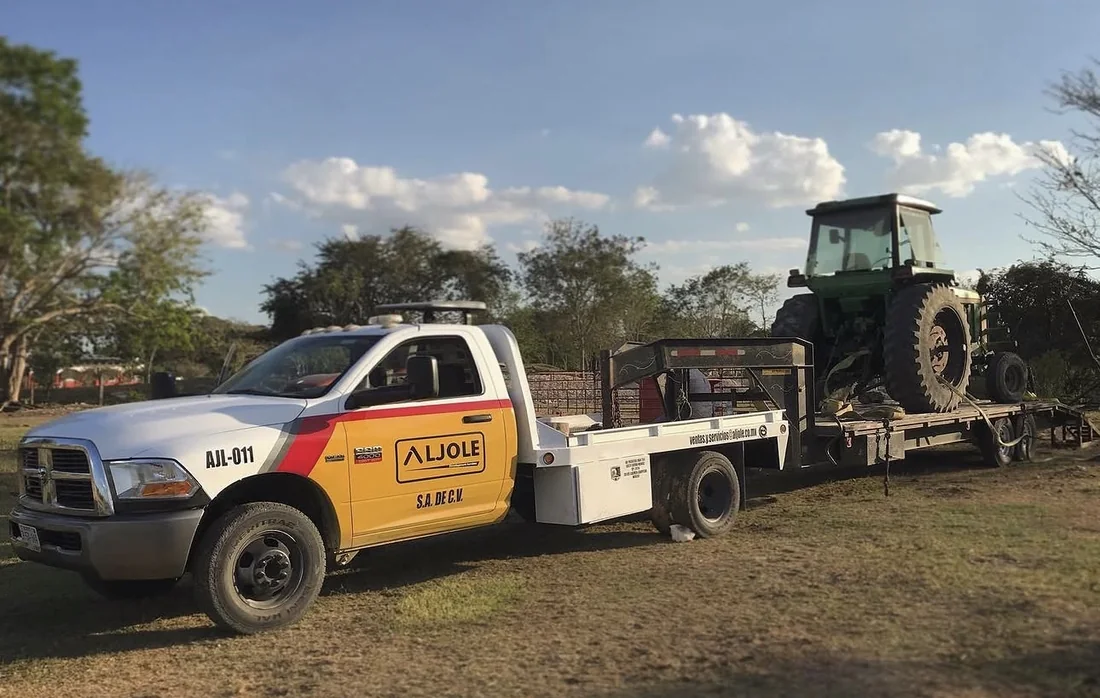 Unidad ALJOLE transportando maquinaria agrícola